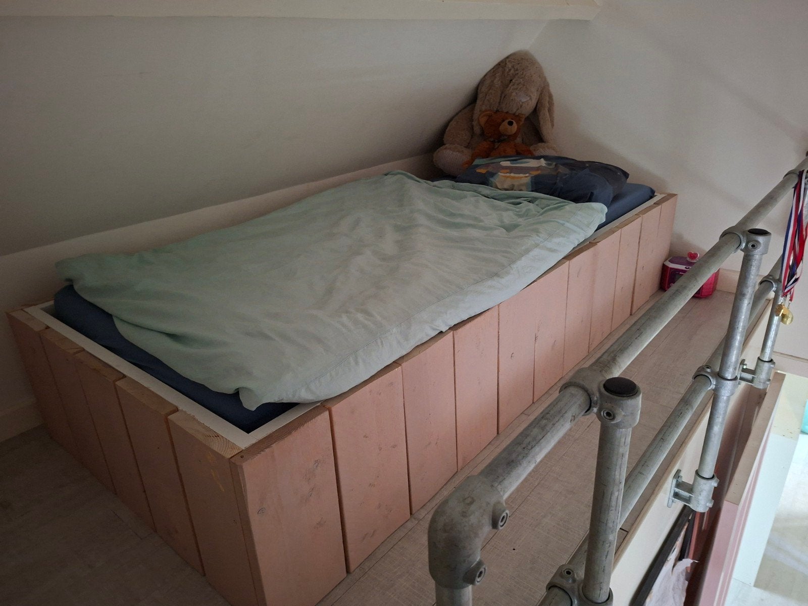 IKEA bed 90 breed met steigerhouten ombouw - uniek en stevig, Huis en Inrichting, Ophalen, Gebruikt, 90 cm, Steigerhout