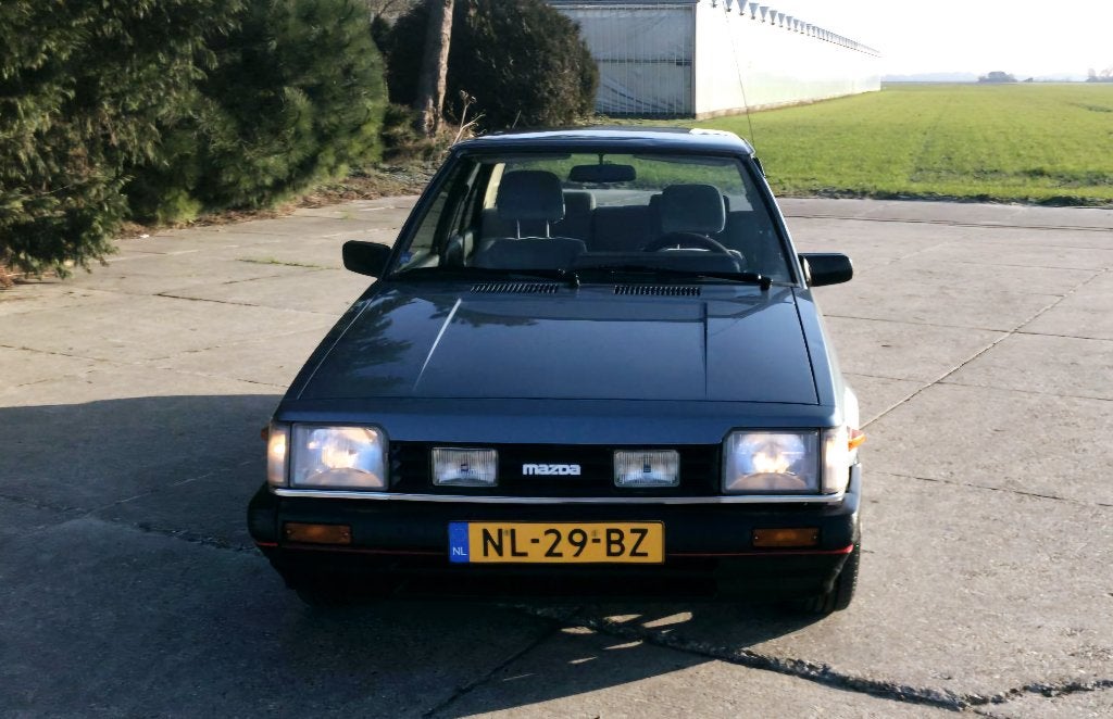 ❗️Oldtimer Mazda 323 BD 1.3 sedan 1985          € 4499 , -, Auto's, Oldtimers, Voorwielaandrijving, Stof, Blauw, Handgeschakeld