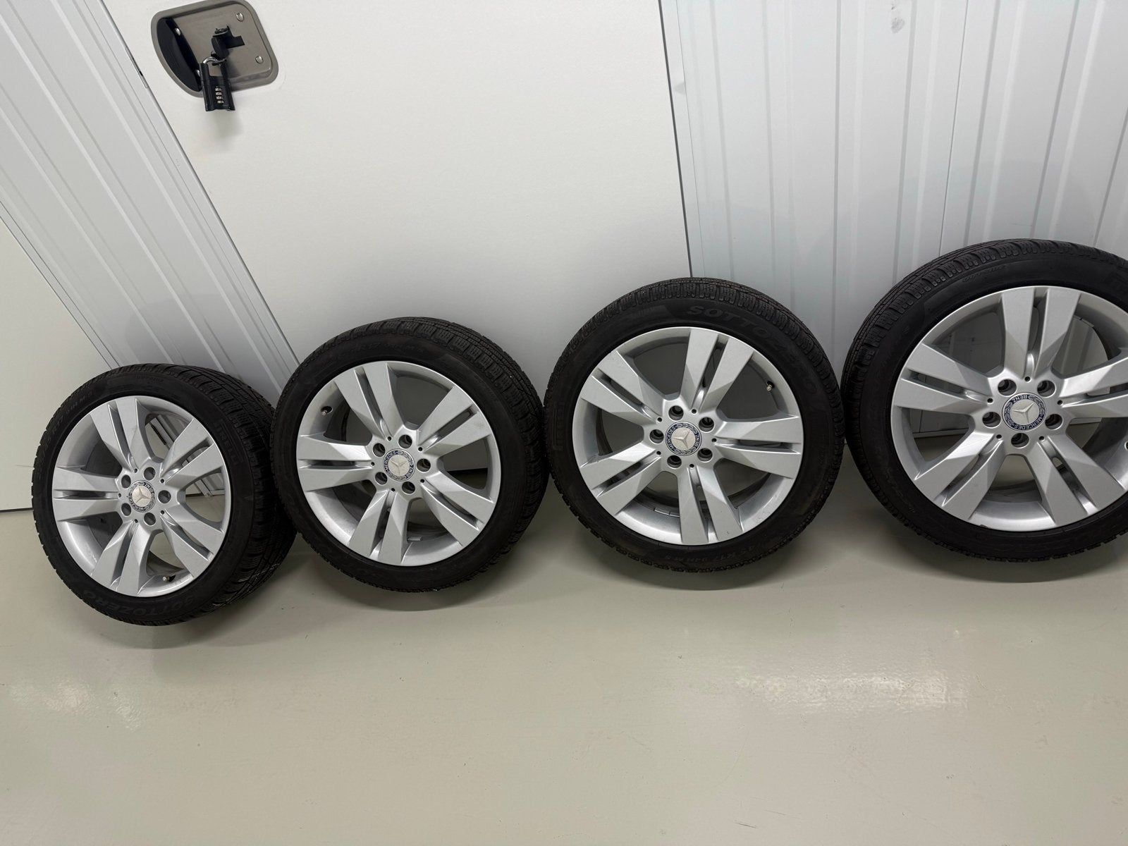Originele Mercedes W204 velgen met Pirelli winterbanden, Ophalen, Gebruikt, Banden en Velgen, 17 inch