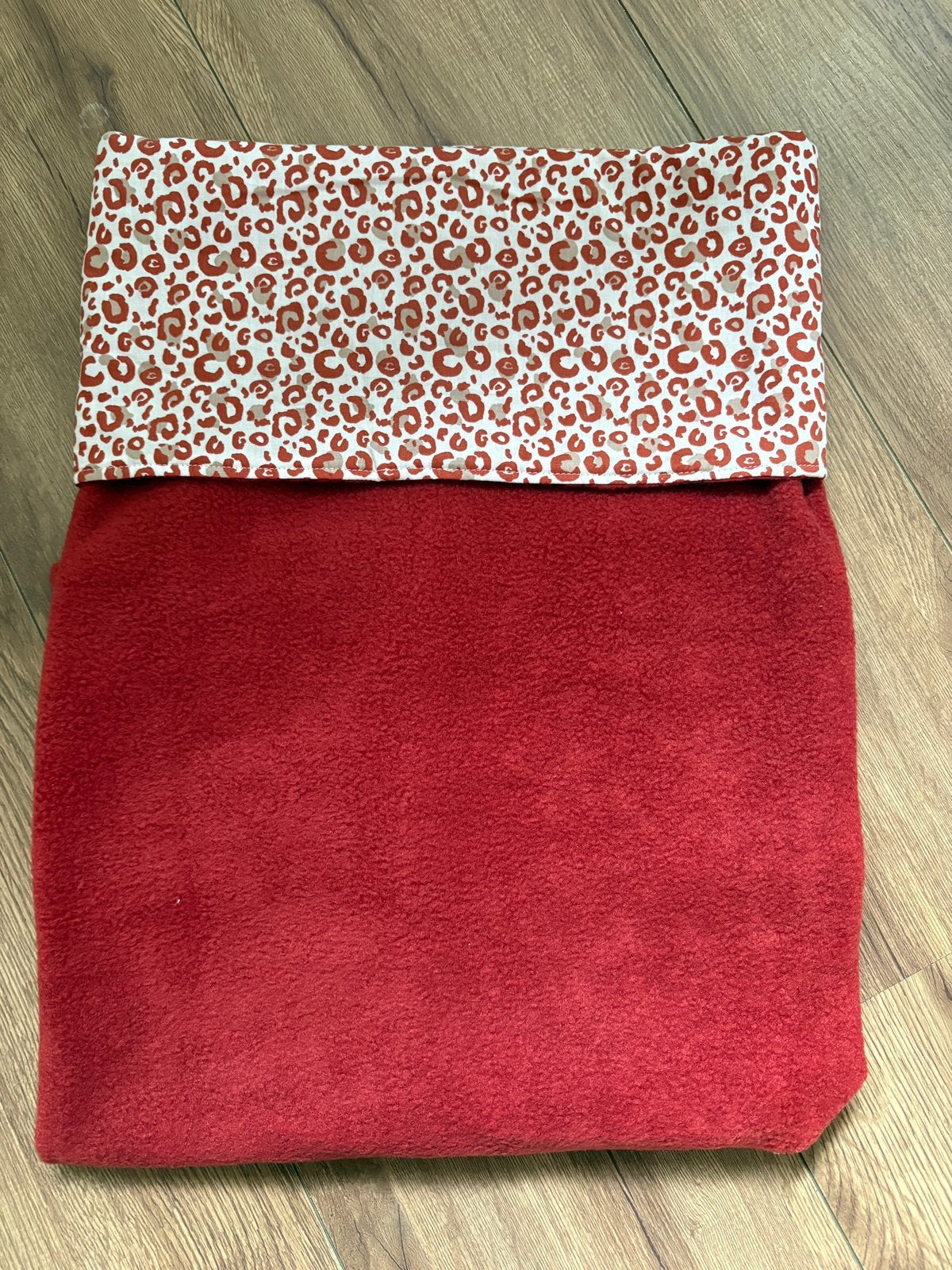 Nieuw Wiegdekentje met pantermotief, Ophalen of Verzenden, Nieuw, Rood, Deken