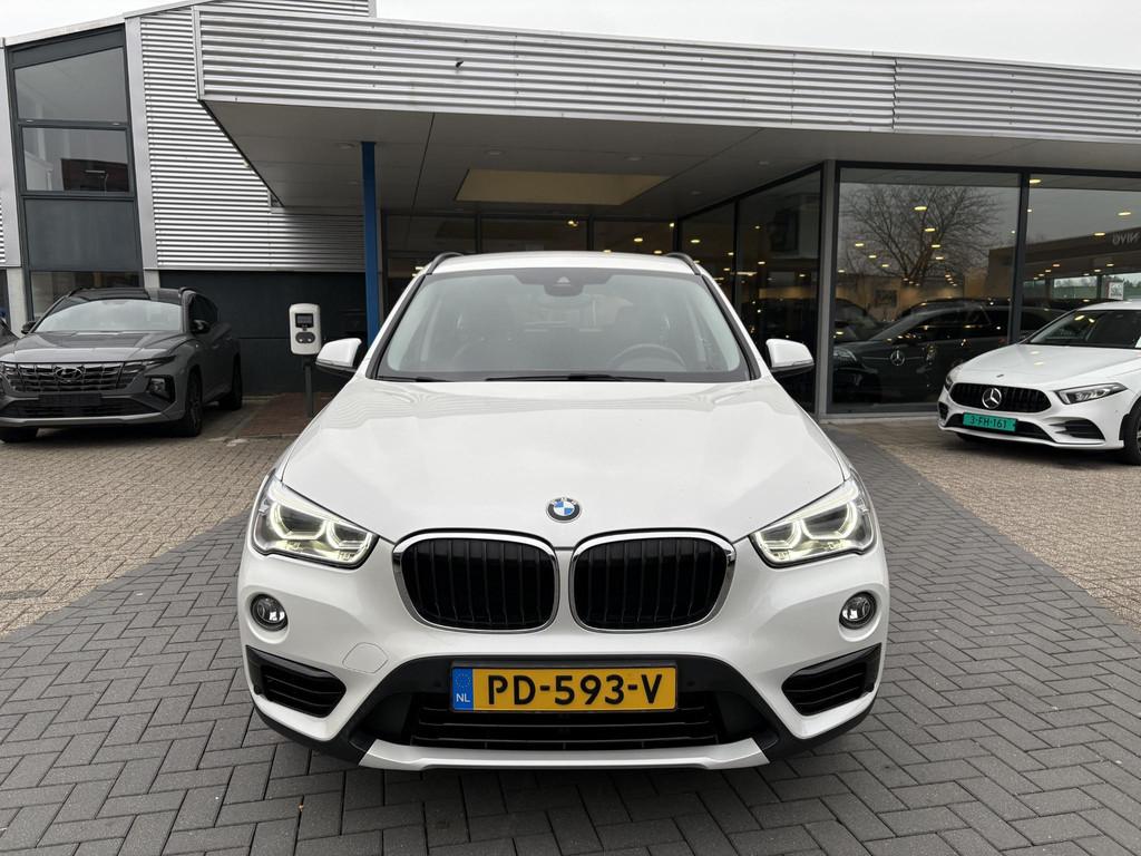 BMW X1 sDrive20i Executive 192pk Automaat | Trekhaak | Achte, 1998 cc, Stof, Euro 6, Wit