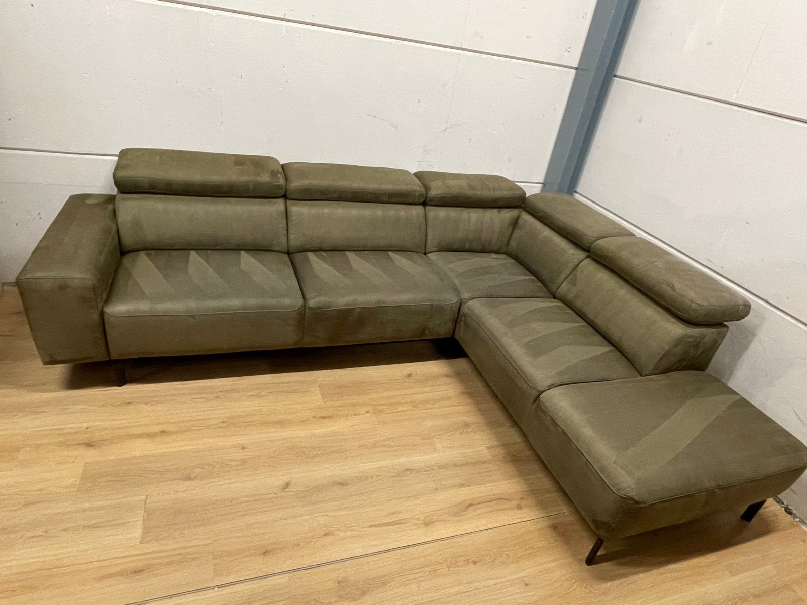 Mooie luxe suede groene hoekbank met hoofdsteunen  GEREINIGD, Ophalen, 250 tot 300 cm, Luxe, Hoekbank