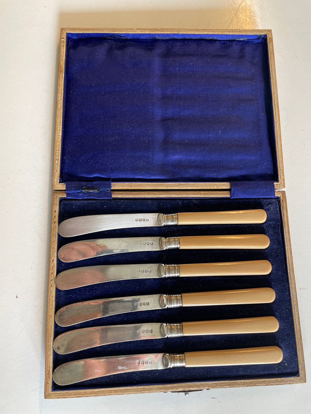Set van 6 antieke botermesjes in houten kistje, Antiek en Kunst, Ophalen