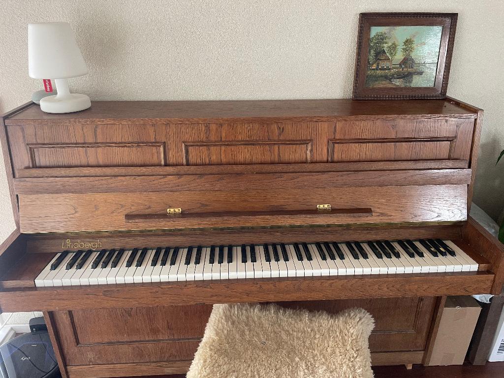 Gratis piano met kruk, Muziek en Instrumenten, Piano's, Ophalen, Gebruikt, Bruin