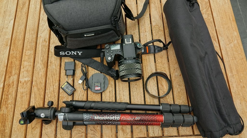 Sony RX 10 M4 Nieuw, niet gebruikt, Met Manfrotto statief., Ophalen of Verzenden, Nieuw, Sony, 8 keer of meer