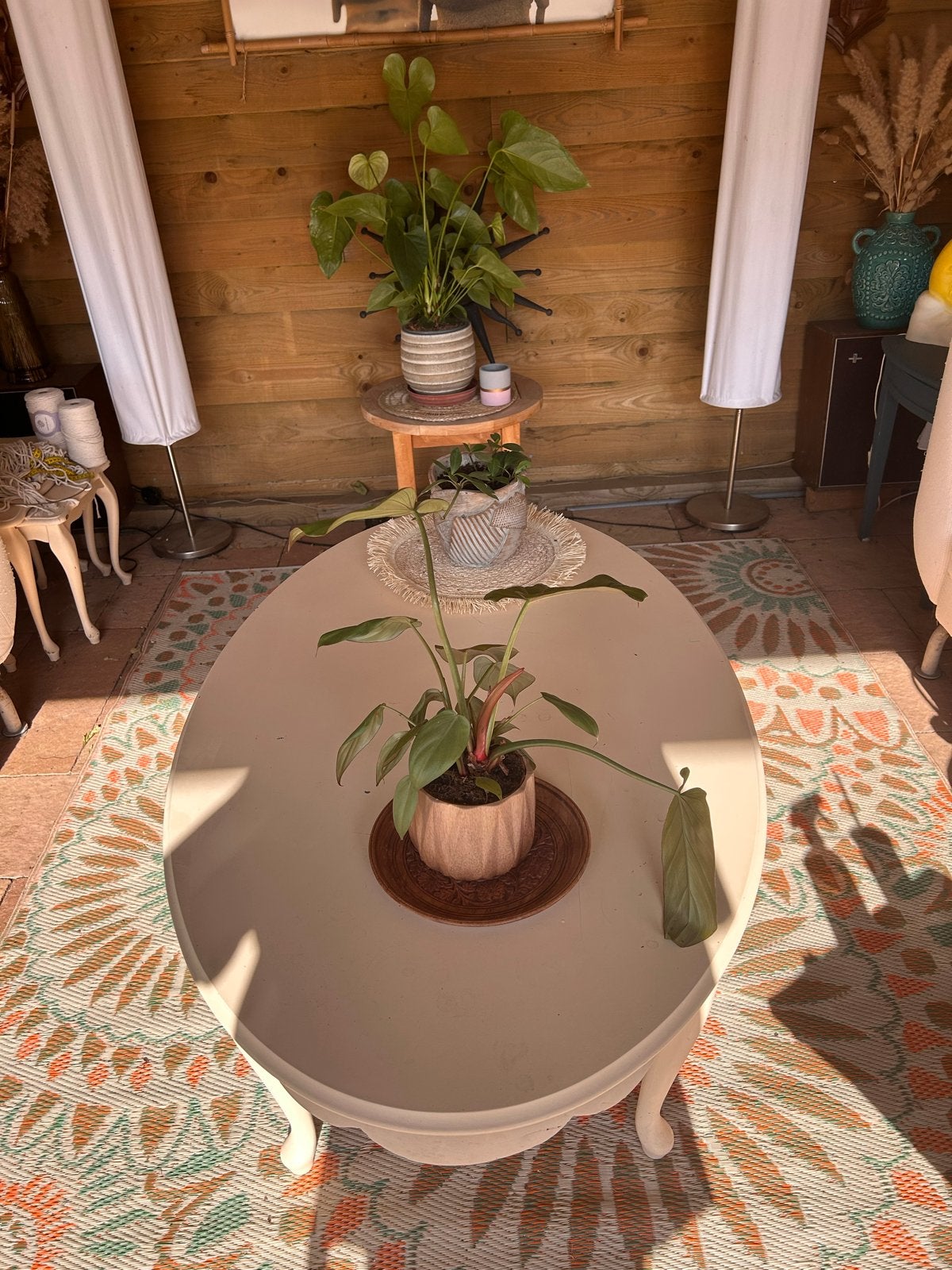 Vintage ovale salontafel met sierlijke poten, Huis en Inrichting, Tafels | Salontafels, Ophalen, 50 – 75, Gebruikt, 100 tot 150 cm