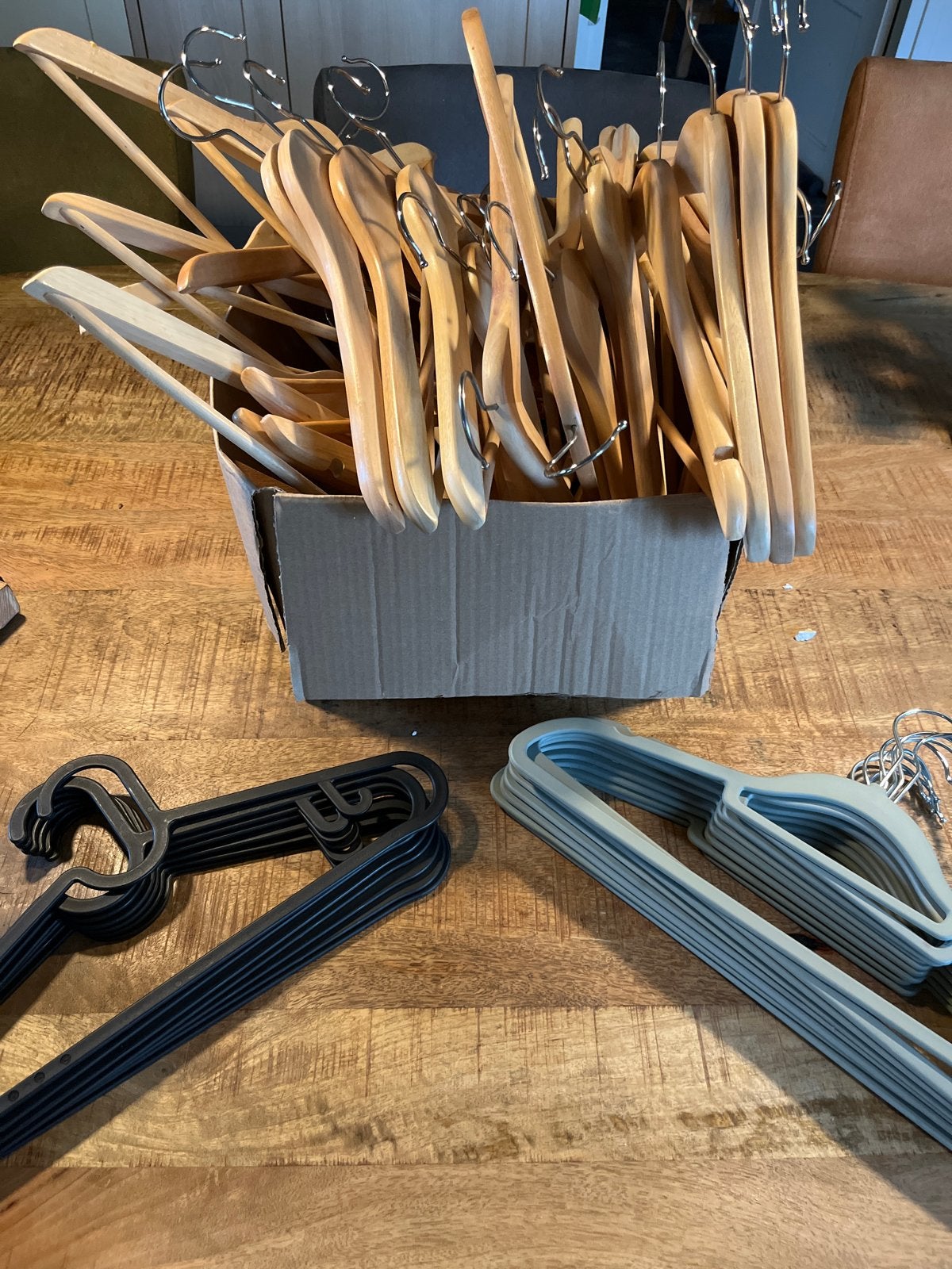 Diverse kledinghangers: hout, zwart en grijs, Huis en Inrichting, Ophalen, Gebruikt