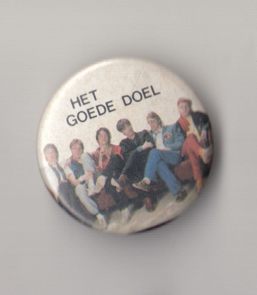 Het goede Doel band button België C, Verzamelen, Speldjes, Pins en Buttons, Gebruikt, Niet vindbaar, Niet vindbaar, Speldje of Pin