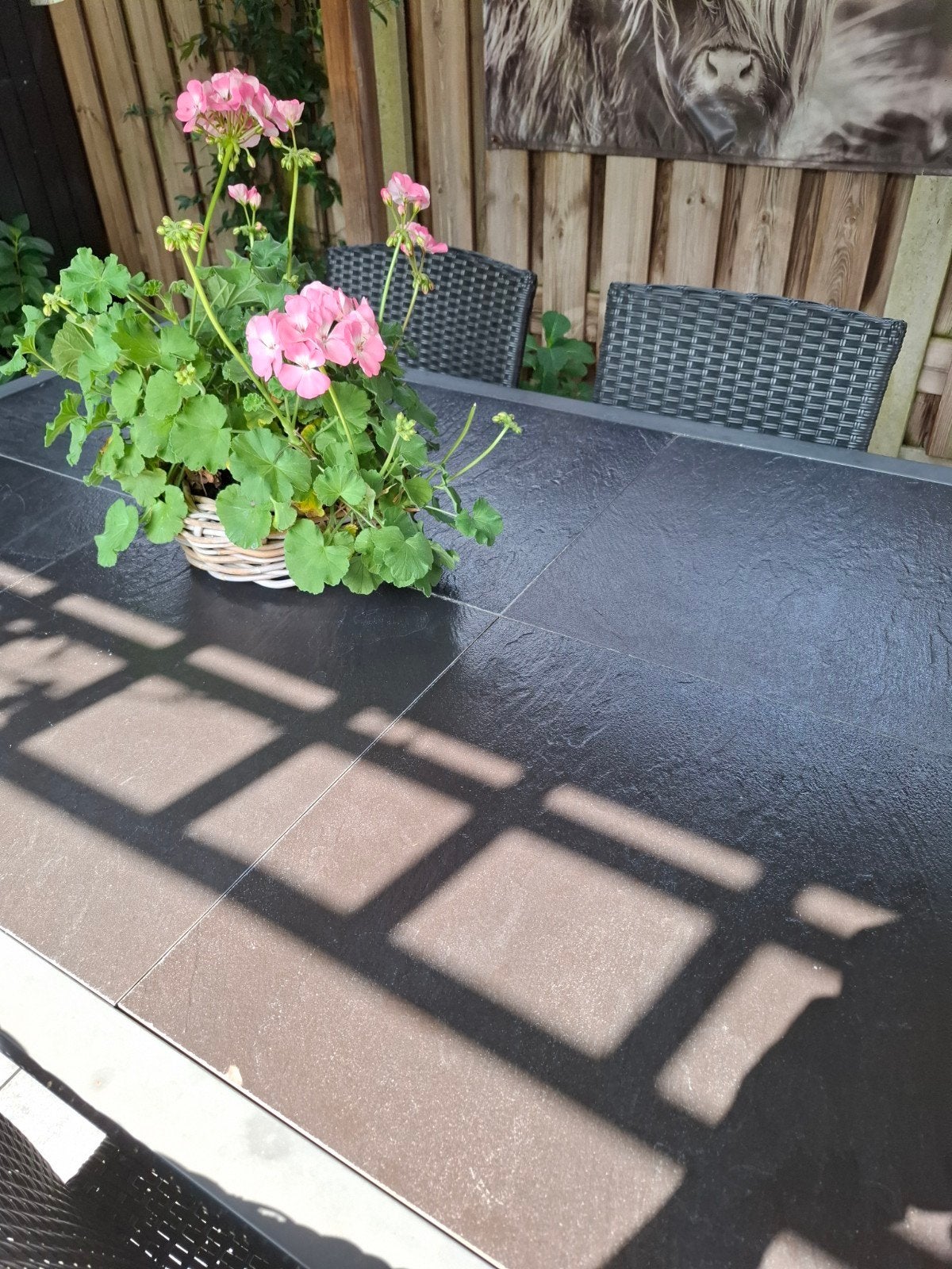 gratis Tuin-/eettafel 160x110 met zwarte tegels, goede staa, Tuin en Terras, Ophalen, Gebruikt, Rechthoekig, Metaal