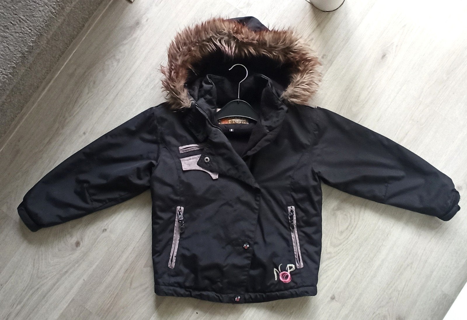 Zwarte winterjas met bontkraag voor kinderen, Kinderen en Baby's, Ophalen of Verzenden, Gebruikt, Onbekend, Jongen of Meisje