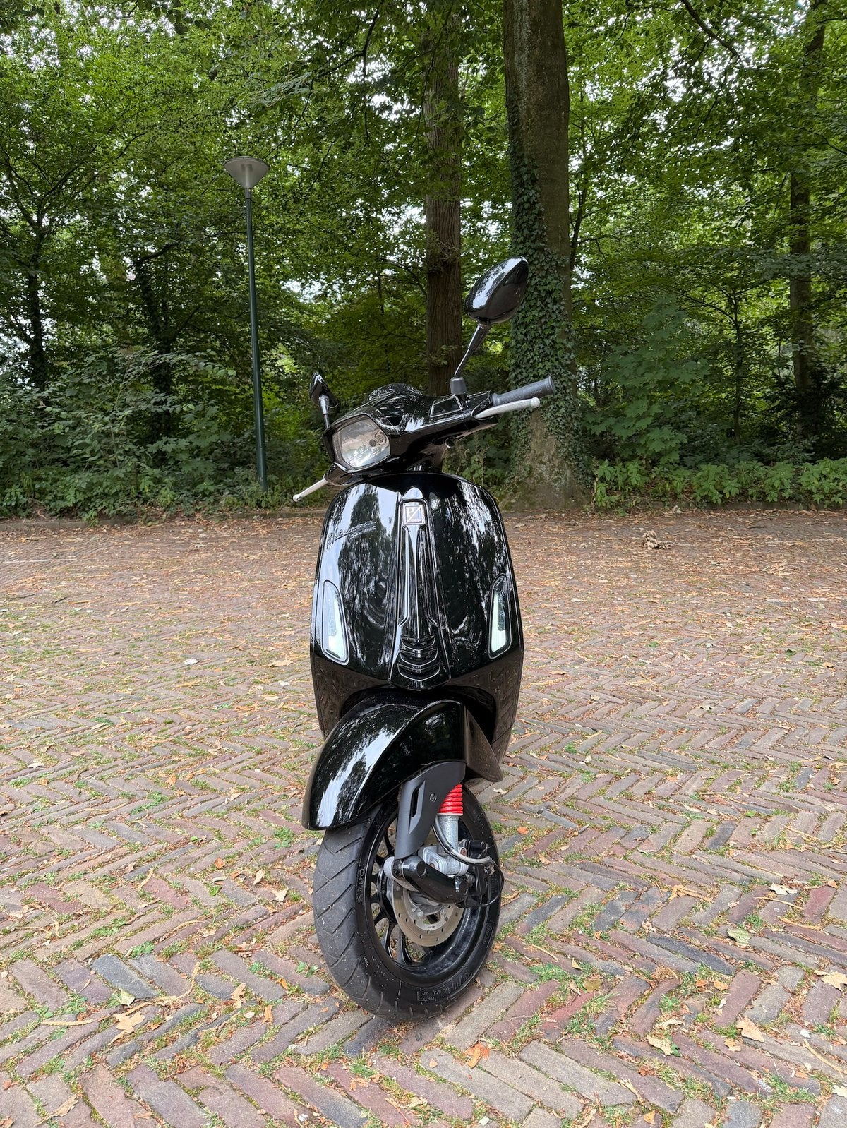 Vespa Sprint 2016 - Glanszwart - 54 km/h, Fietsen en Brommers, Ophalen, Maximaal 45 km/u, Vespa S, Zo goed als nieuw