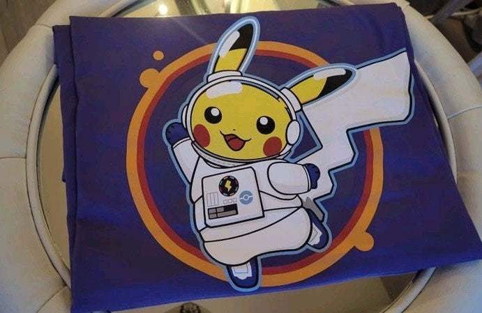 Paars Pikachu Astronaut T-Shirt Maat M - ESA Pokémon PROMO, Verzamelen, Verzenden, Nieuw
