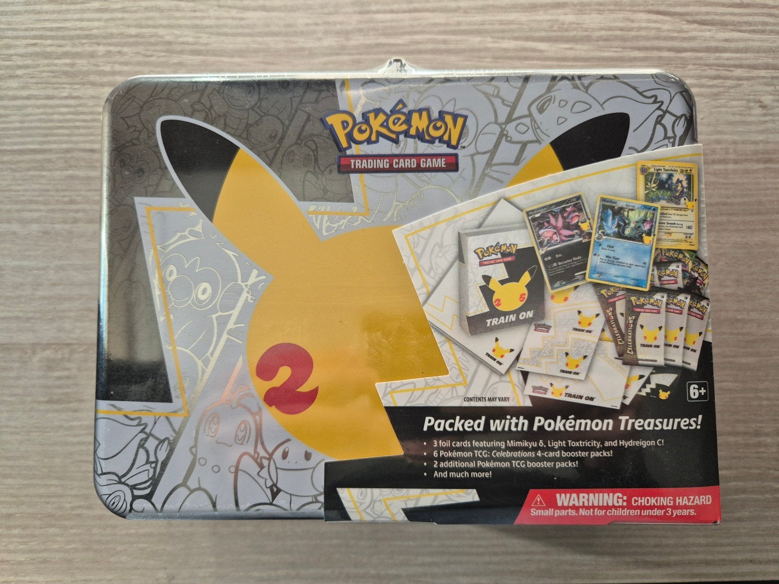 Pokémon Celebrations 25th anniversary Collectors Chest, Hobby en Vrije tijd, Ophalen of Verzenden, Nieuw, Overige typen, Foil