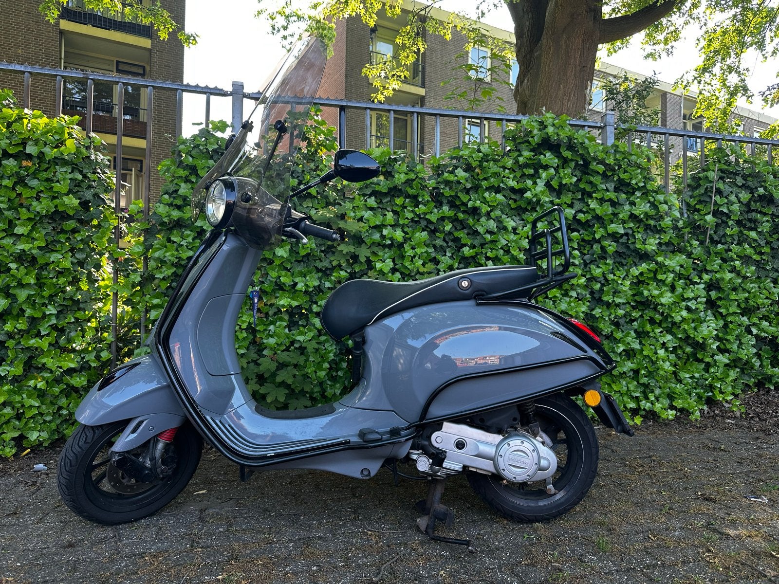 Vespa Primavera 2019 - Grijs, Windscherm, Achterrekje, Fietsen en Brommers, Scooters | Vespa, Ophalen, Gebruikt, Overige modellen