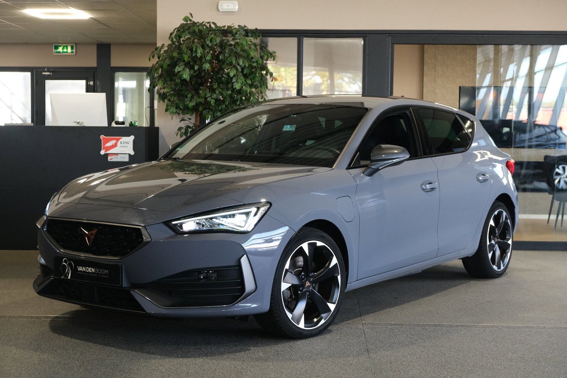 CUPRA Leon 1.4 e-Hybrid 204PK Graphene Led Navi ACC Keyless, Auto's, Dealer onderhouden, 77 km/l, Gebruikt, Zwart