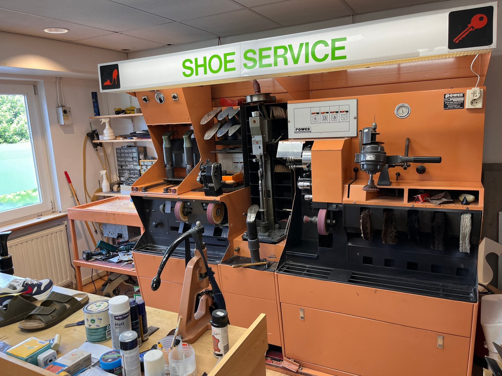 Schoenmakerij machine, Ophalen