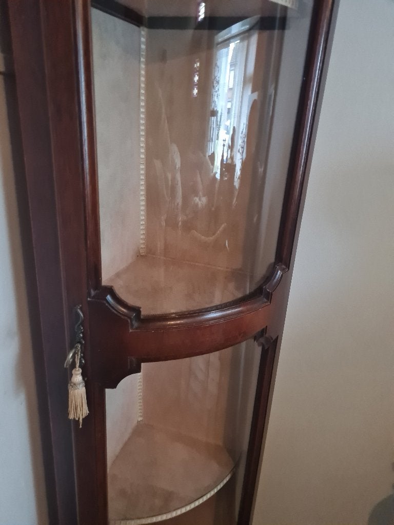 Zeer oude hoekkast met bol glas, Ophalen