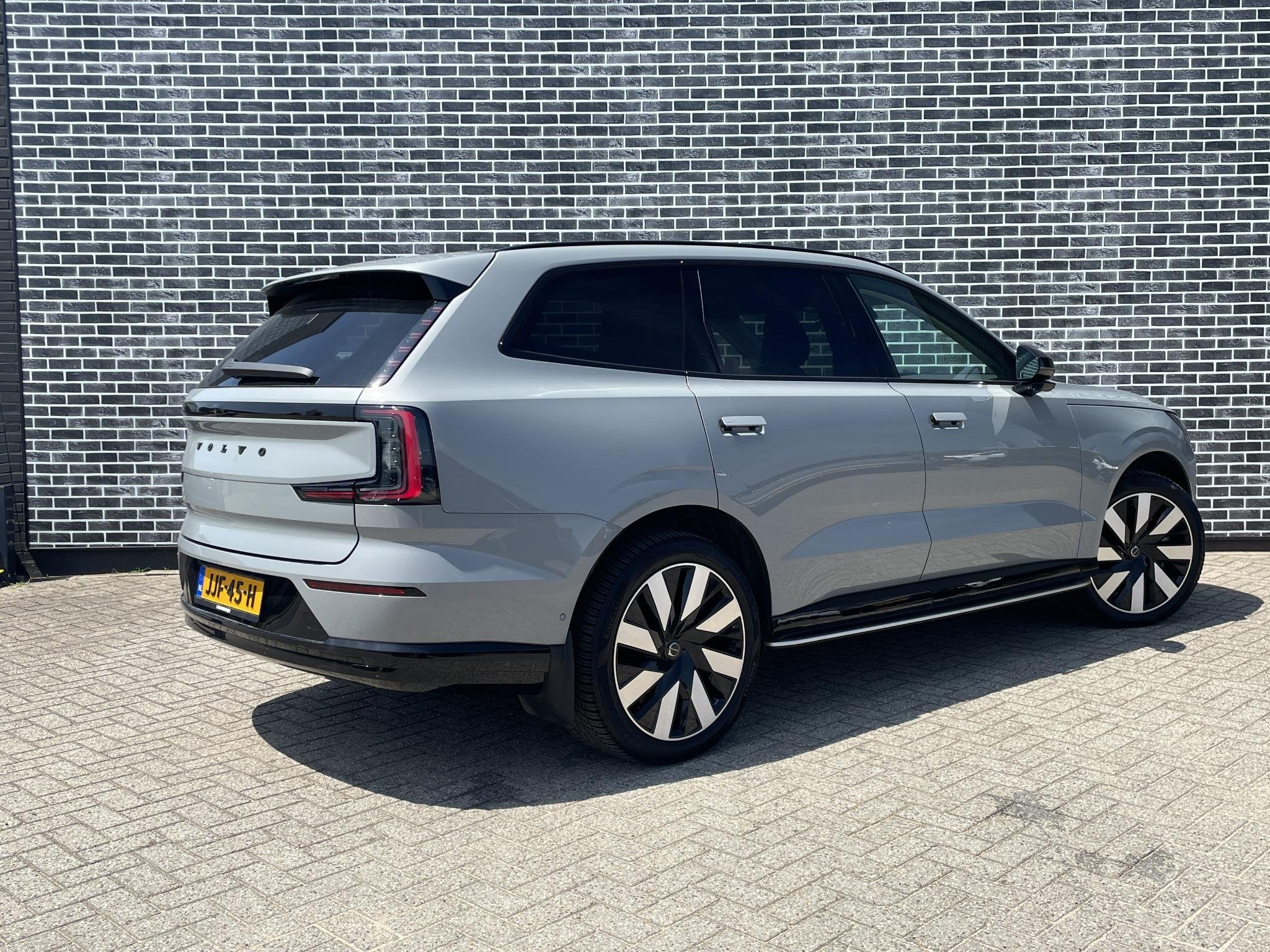 Volvo EX90 Twin Motor Plus 7p. 111 kWh | Pilot Assist pack|, Auto's, Volvo, Gebruikt, Lichtsensor, 585 km, 7 stoelen