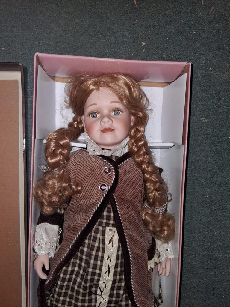 Porceleinen pop met certificaat, Verzamelen, Poppen, Ophalen of Verzenden, Zo goed als nieuw, Pop