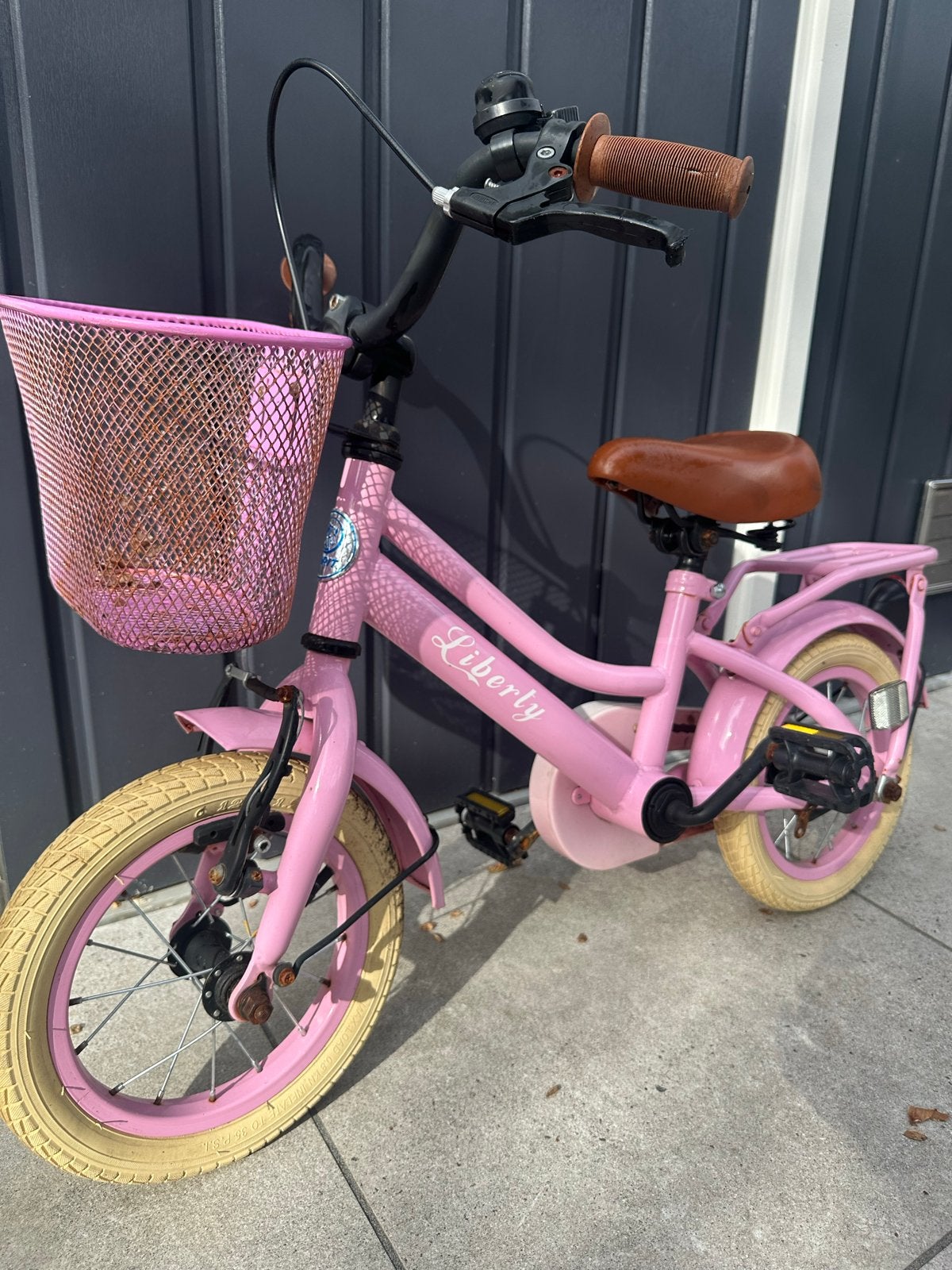 Roze kinderfiets Liberty 12 inch met mandje en bagagedrager, Ophalen, Gebruikt, Velgrem, 16 tot 20 inch