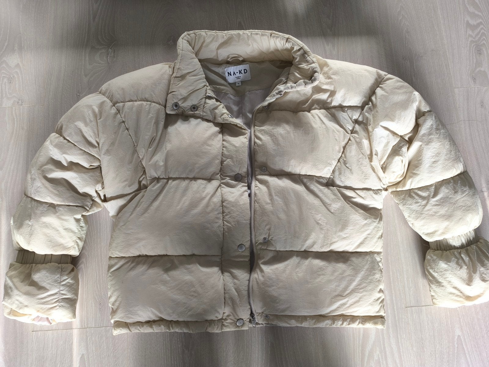 NA-KD winterjas maat 36, Kleding | Dames, NA-KD, Beige, Ophalen of Verzenden, Zo goed als nieuw