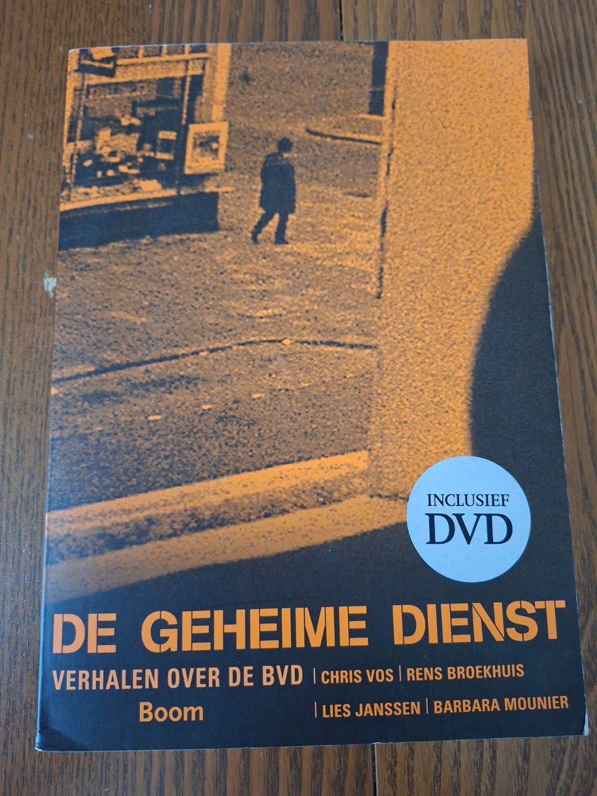 De Geheime Dienst: Verhalen over de BVD (incl. DVD), Ophalen of Verzenden, 20e eeuw of later, Zo goed als nieuw, Chris Vos, Rens Broekhuis, Lies Janssen, Barbara Mounier