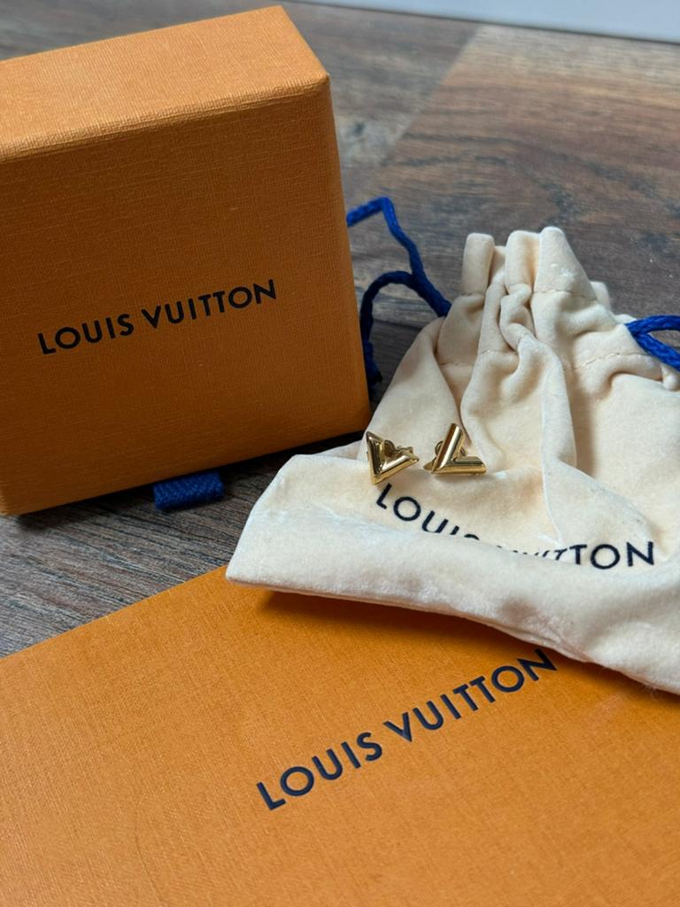 Louis Vuitton Essential V Stud Earrings - Goude oorbellen, Ophalen of Verzenden, Zo goed als nieuw, Knopjes of Stekers, Goud
