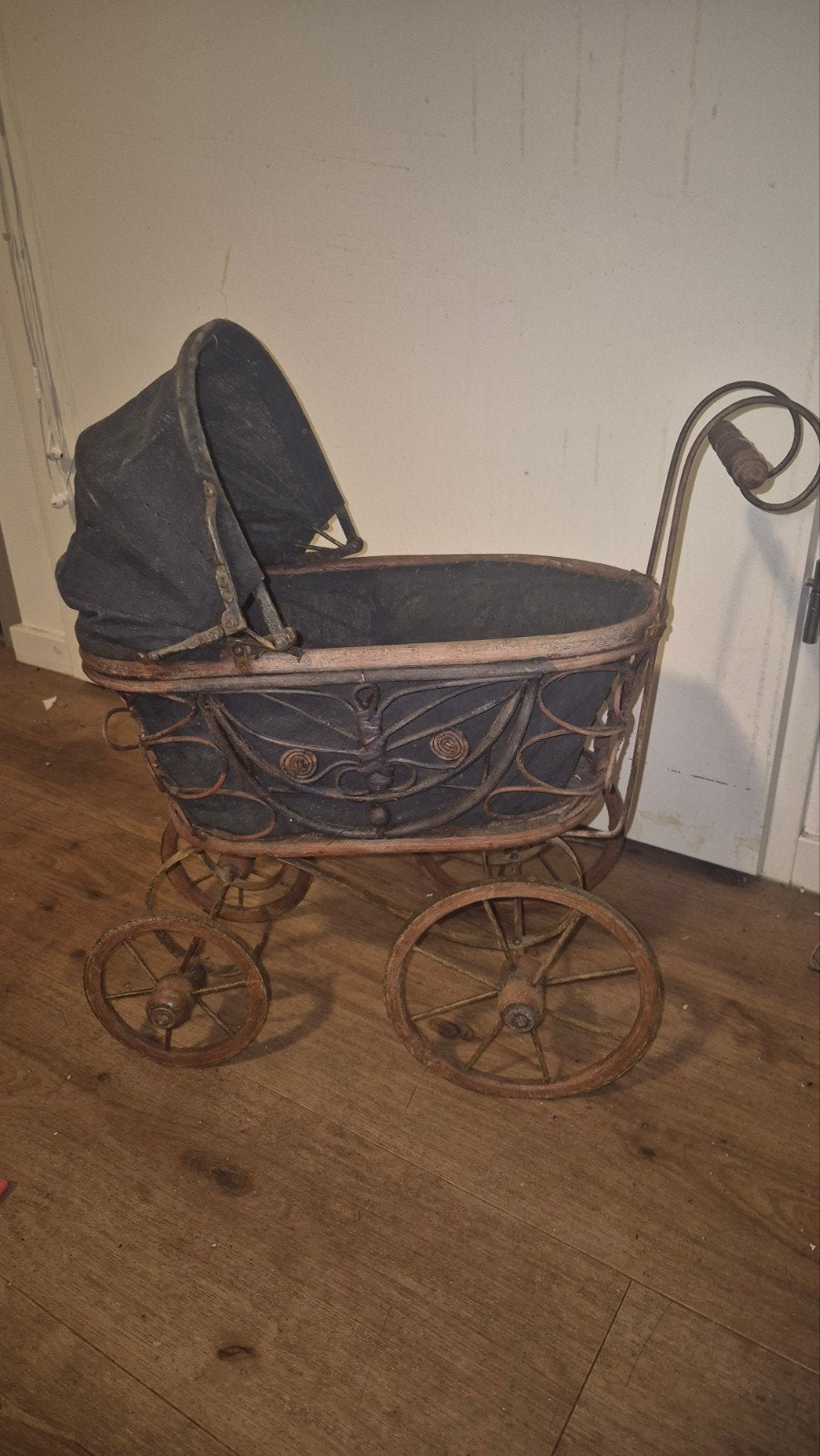 Antieke poppenwagen, Ophalen