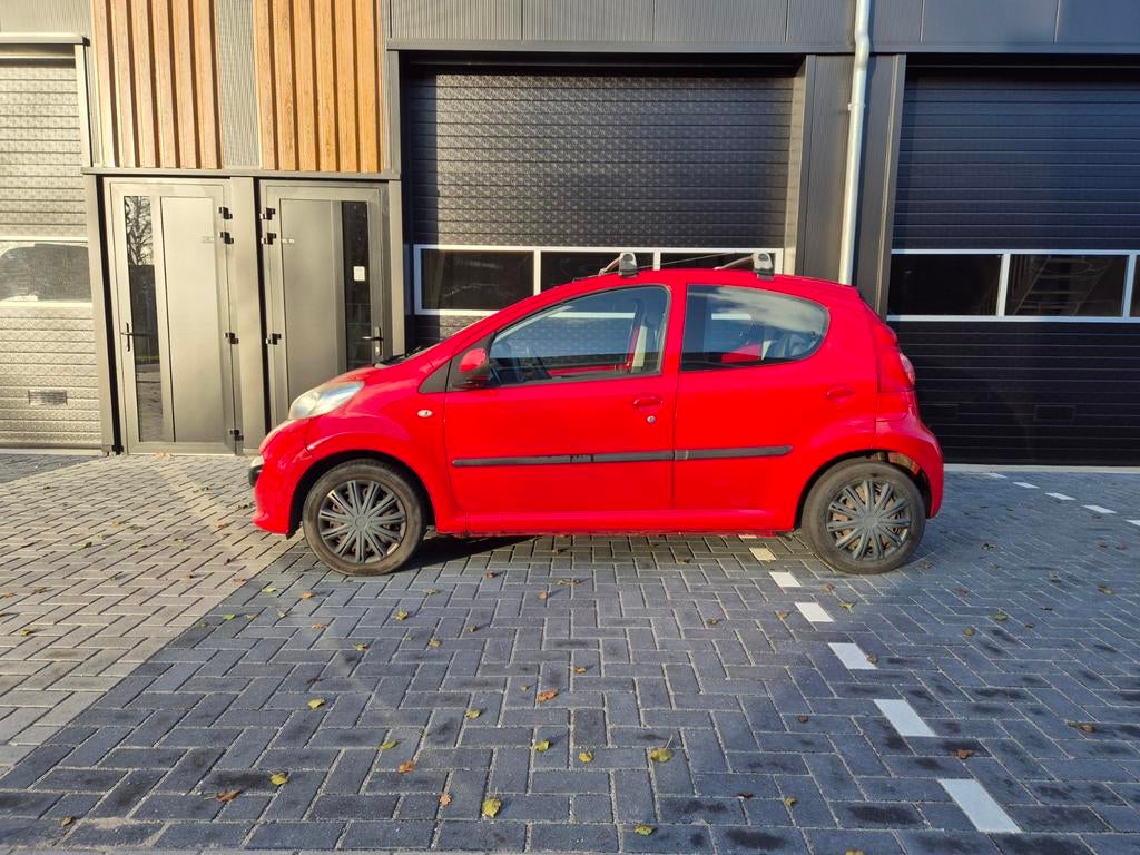 Peugeot 107 bj 2008 (de "Ferrari"), Voorwielaandrijving, Stof, 4 stoelen, 68 pk