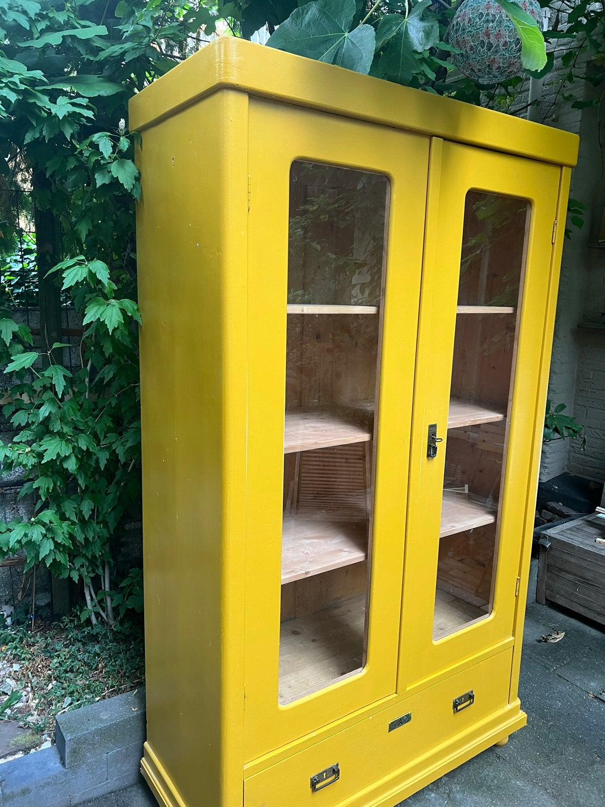 Gele houten vitrinekast met lade en glazen deuren, Ophalen, Gebruikt, 50 tot 100 cm, Met lade(s)