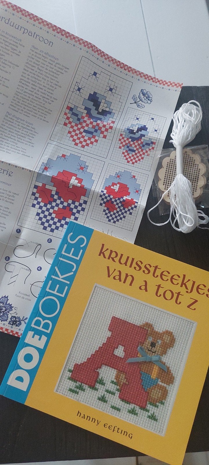 Patroonboek borduren  KRUISSTEEK van A TOT Z + PATROON JET, Ophalen of Verzenden, Gebruikt, Handborduren, Patroon