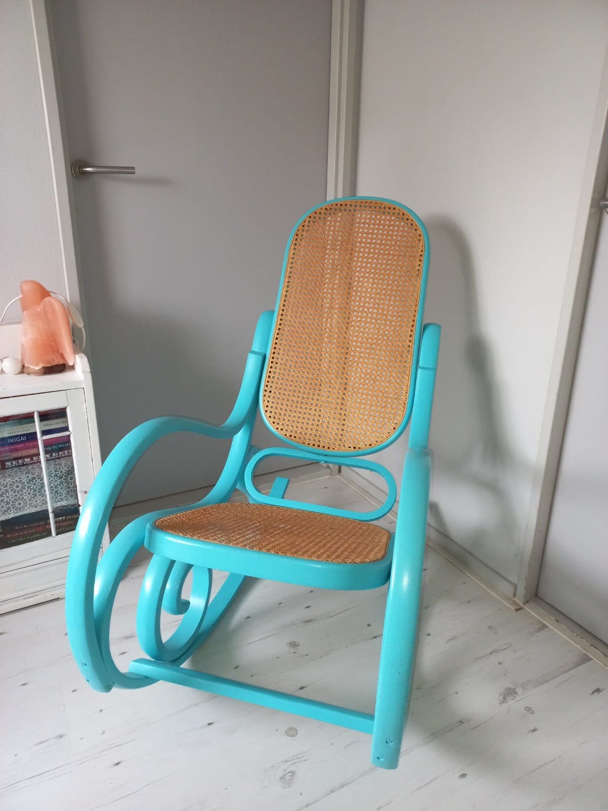 Vintage Schommelstoel in Aqua met Rotan Zitting, Antiek en Kunst, Ophalen