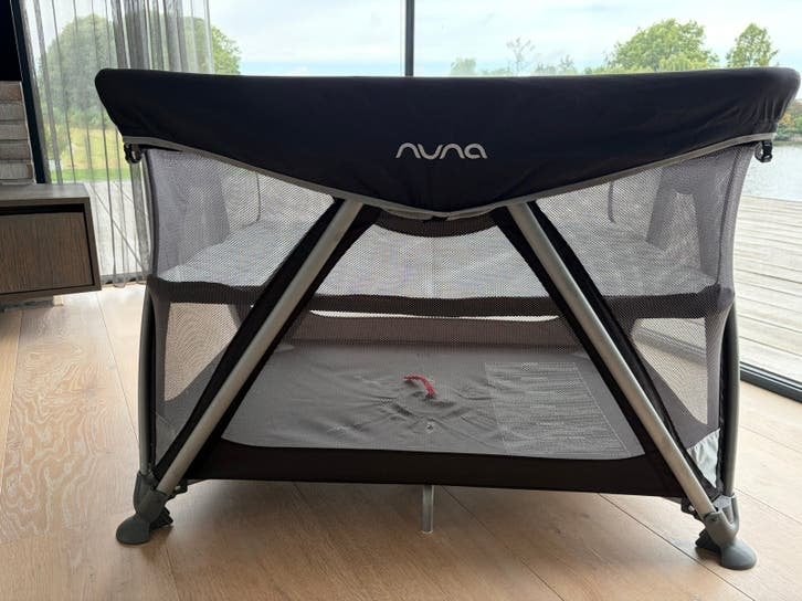 Nuna Sena box/campingbedje met verhoging en extra matrasje, Ophalen, Gebruikt