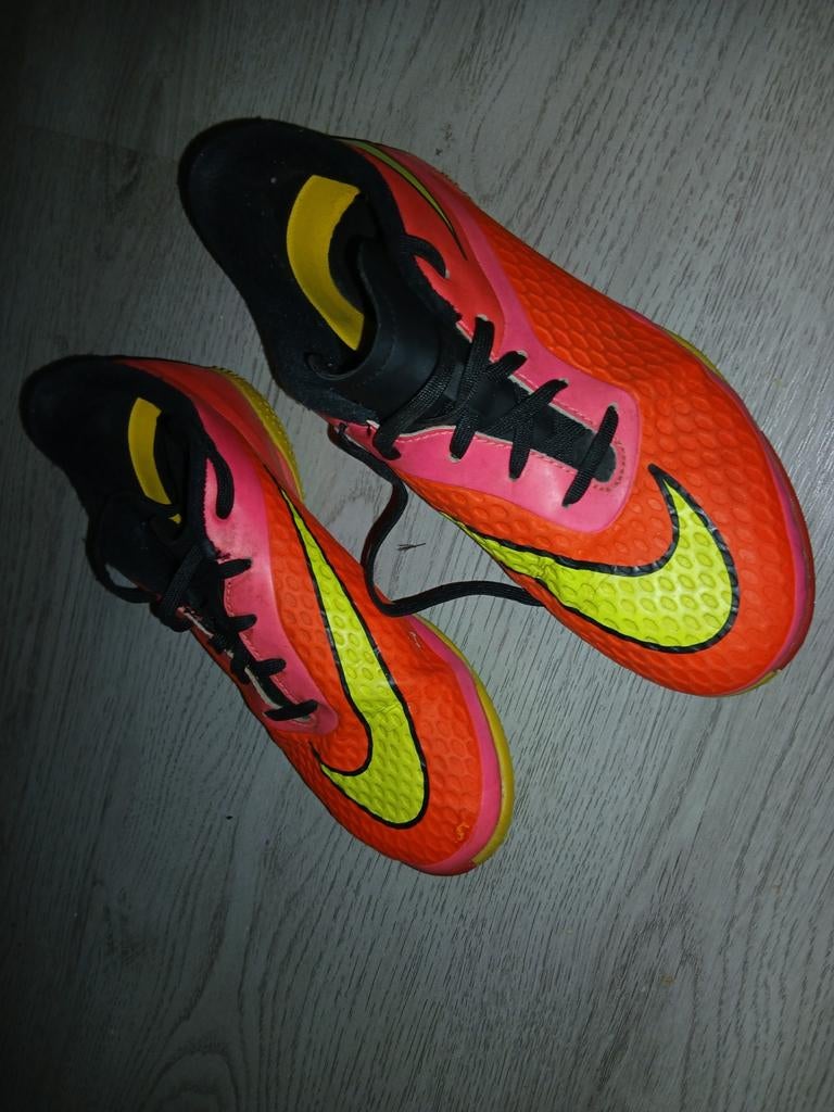Nike zaalvoetbalschoenen - Oranje/Geel, Maat XS of kleiner, Ophalen of Verzenden, Gebruikt, Schoenen