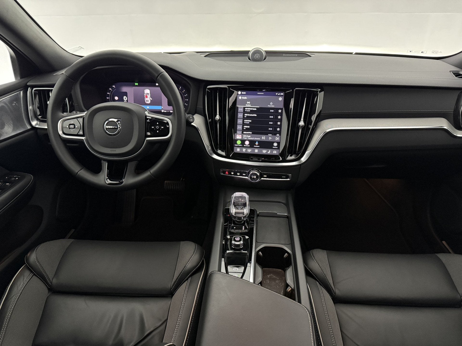 Volvo V60 2.0 B4D R-Design | Black Edition | Pano | Memory |, Auto's, Gebruikt, Euro 6, Zwart, 1703 kg