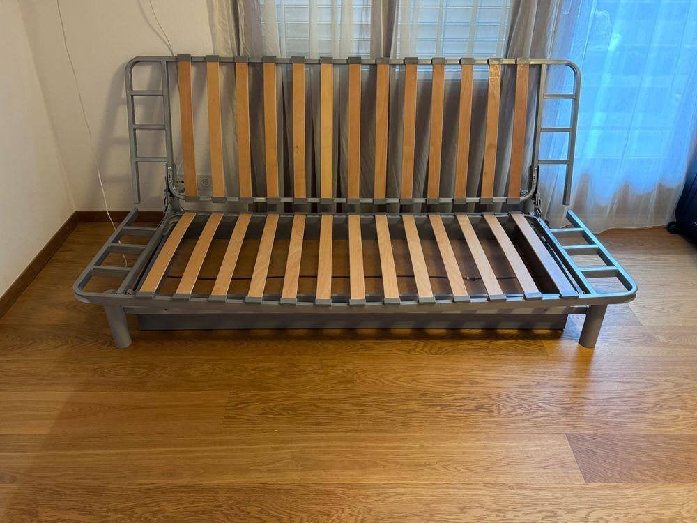 Foto 4 van Grijze slaapbank / futon met zwart metalen frame