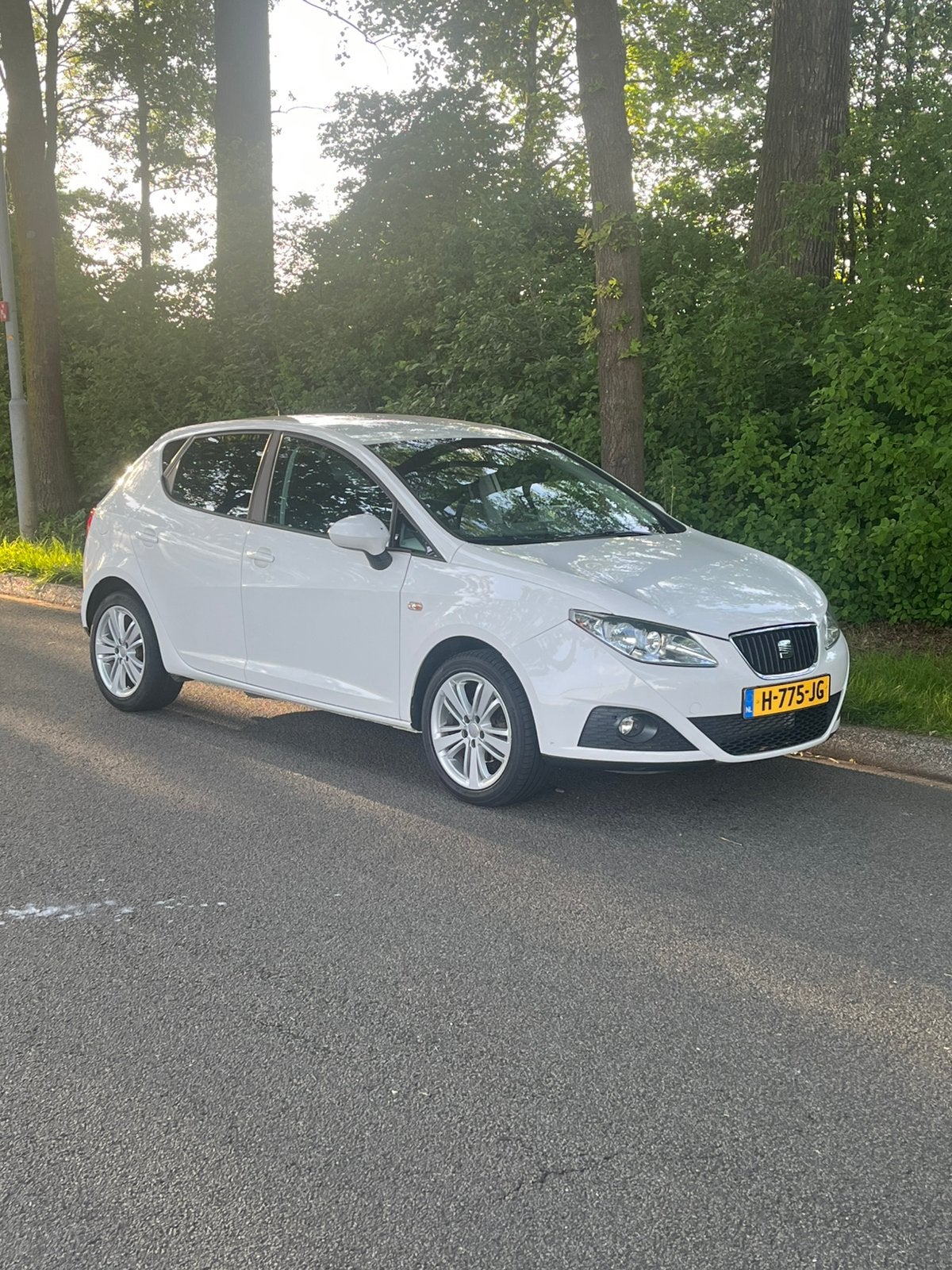 Seat Ibiza 1.4 63KW 2011 Wit, Auto's, Voorwielaandrijving, 40 €/maand, 4 cilinders, Bedrijf