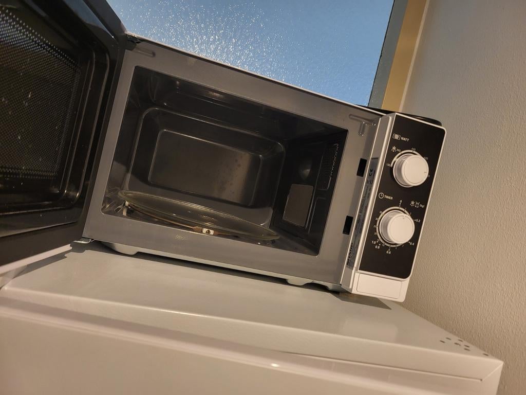Sharp Magnetron - Wit/Zwart, Witgoed en Apparatuur, Magnetrons, Zo goed als nieuw, Vrijstaand, Magnetron, 45 tot 60 cm, Draaiplateau