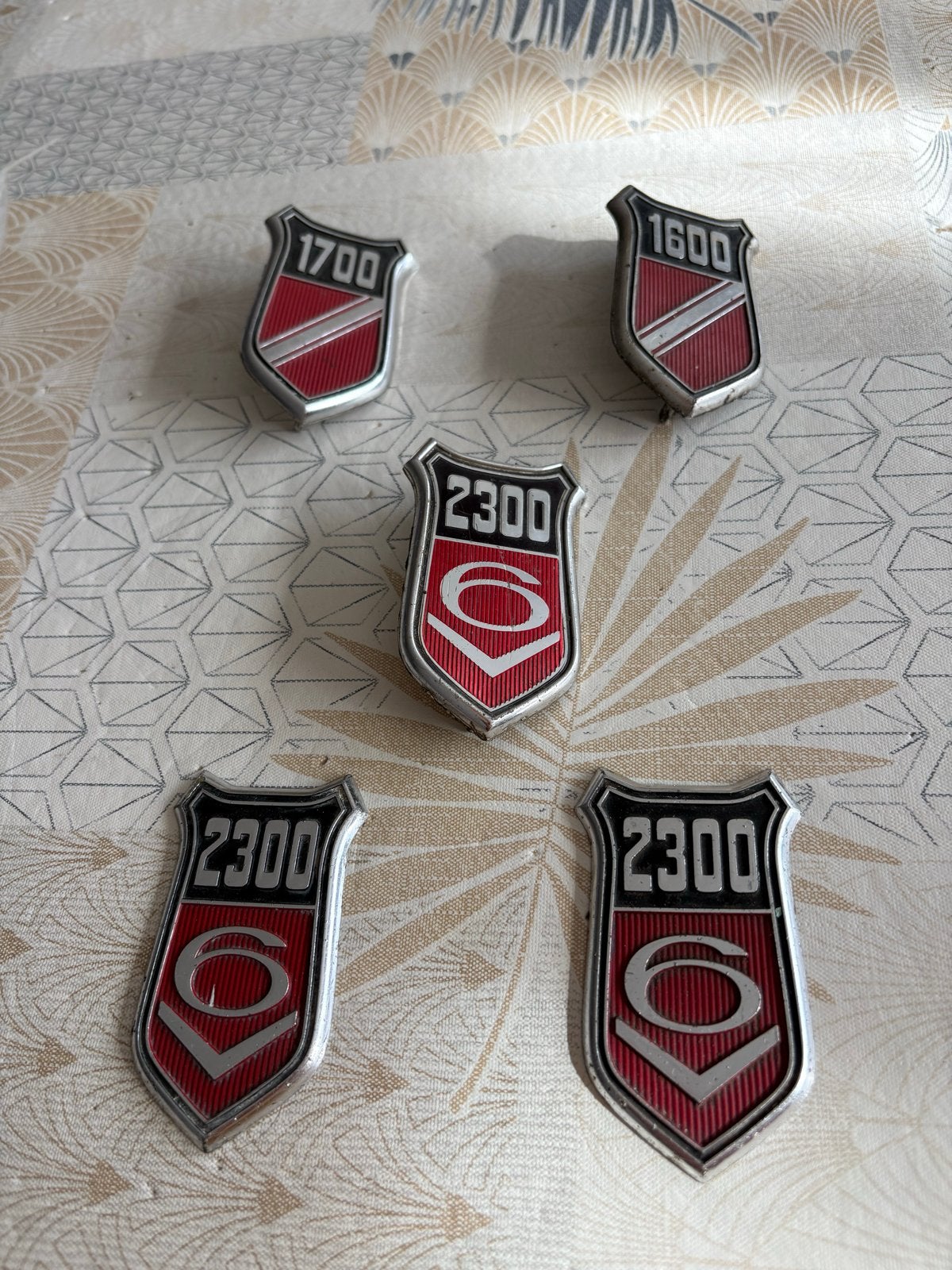 Set van 5 vintage Ford emblemen: 1600, 1700, 2300, 2300 V6, Auto-onderdelen, Ophalen of Verzenden, Gebruikt, Ford