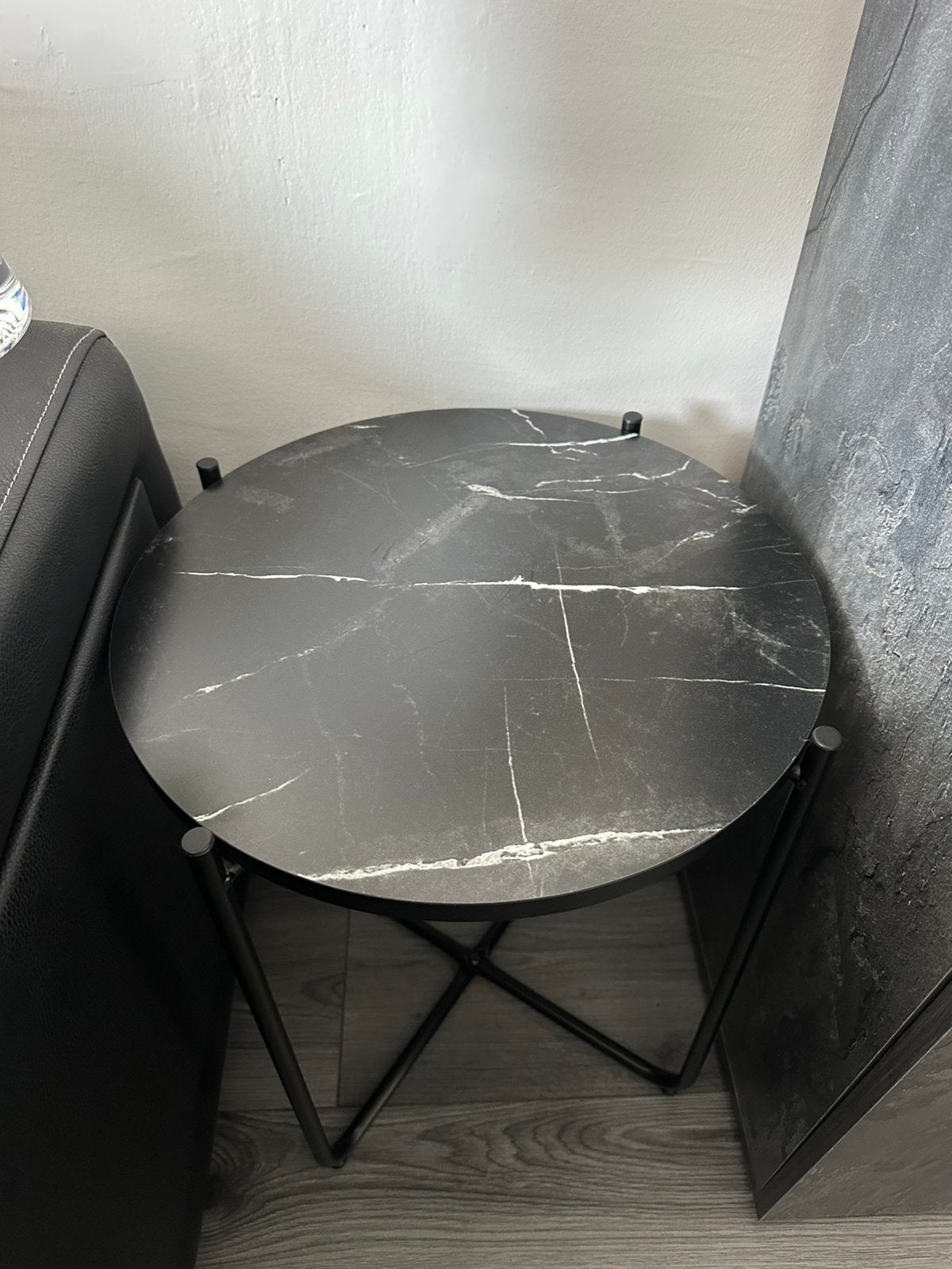 Stijlvolle ronde bijzettafel met marmerlook blad, Huis en Inrichting, Tafels | Bijzettafels, Minder dan 45 cm, Minder dan 55 cm