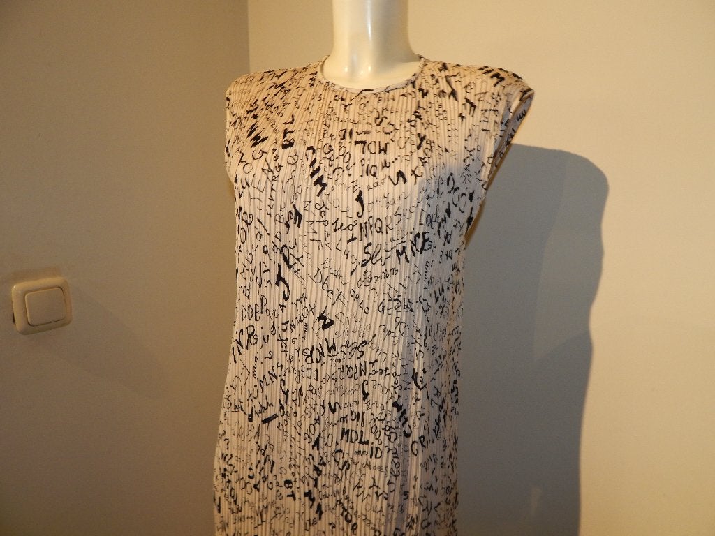 Max Mara jurk room plooi stof in zwarte tekst print mt M, Maat 38/40 (M), Max Mara, Zo goed als nieuw, Onder de knie
