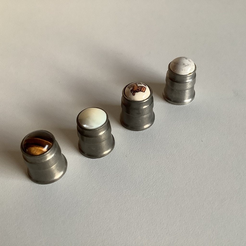 Mooi vintage setje : 4 tinnen vingerhoeden met stenen topjes, Ophalen of Verzenden, Zo goed als nieuw, Tin, Buitenland