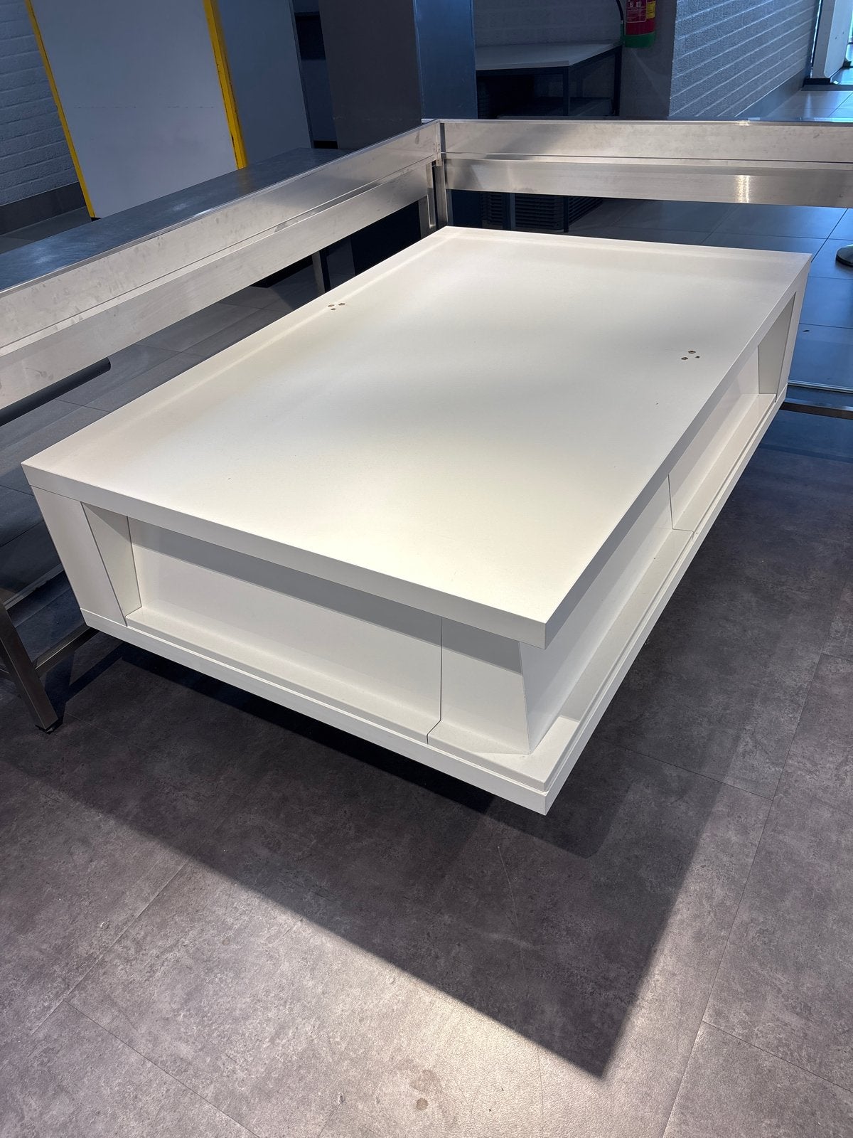 Presentatietafel verkooptafel, Gebruikt, 75 cm of meer, Wit en strak, 150 tot 200 cm