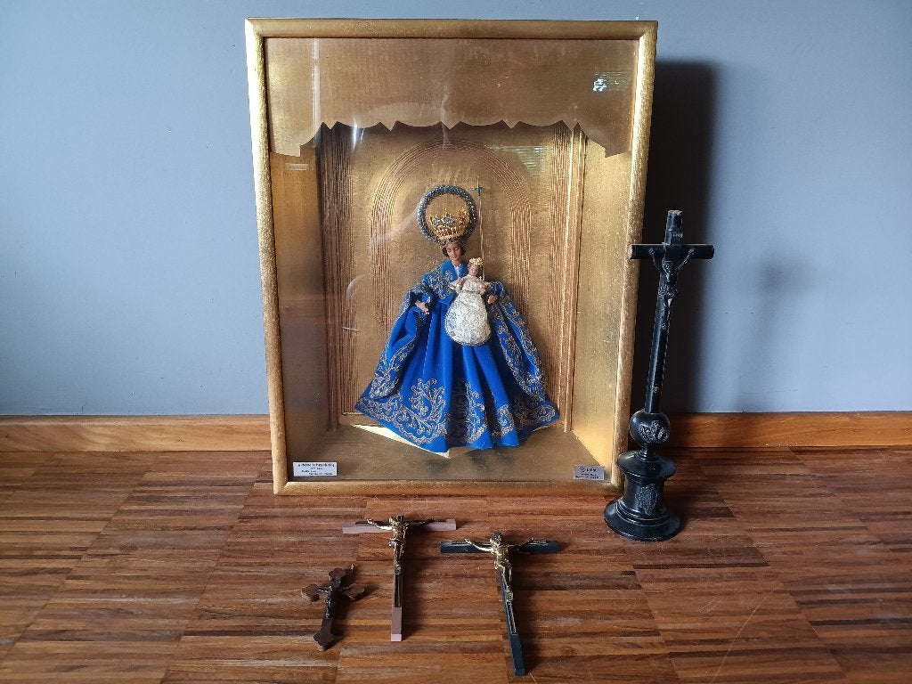 Retable Madonna in vitrinekast + kruisbeelden, Antiek en Kunst, Antiek | Religie, Ophalen of Verzenden
