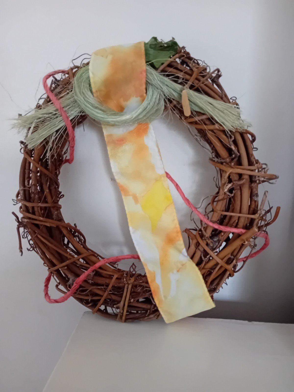 Decoratieve wand-of deurkrans van gevlochten takken, Ophalen