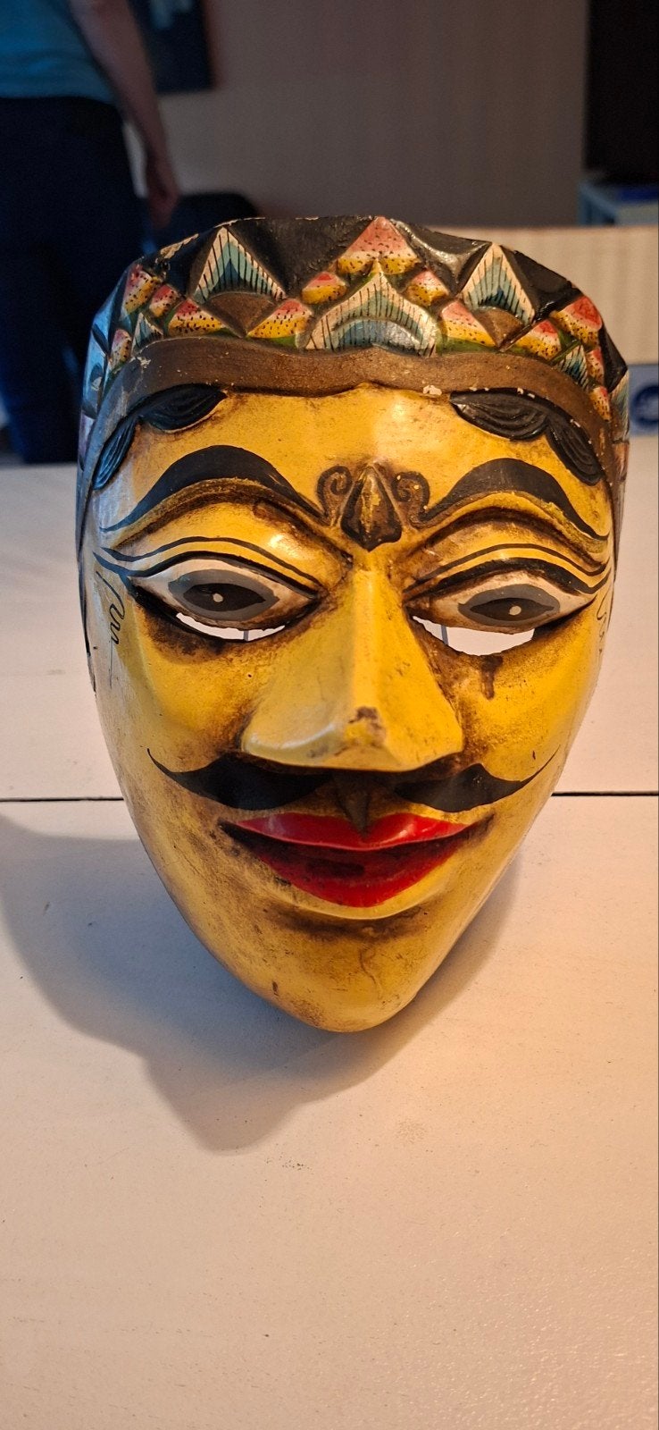 Handgesneden houten masker - Geel met snor, Overige onderwerpen, Minder dan 20 cm, Handgemaakt, Geel