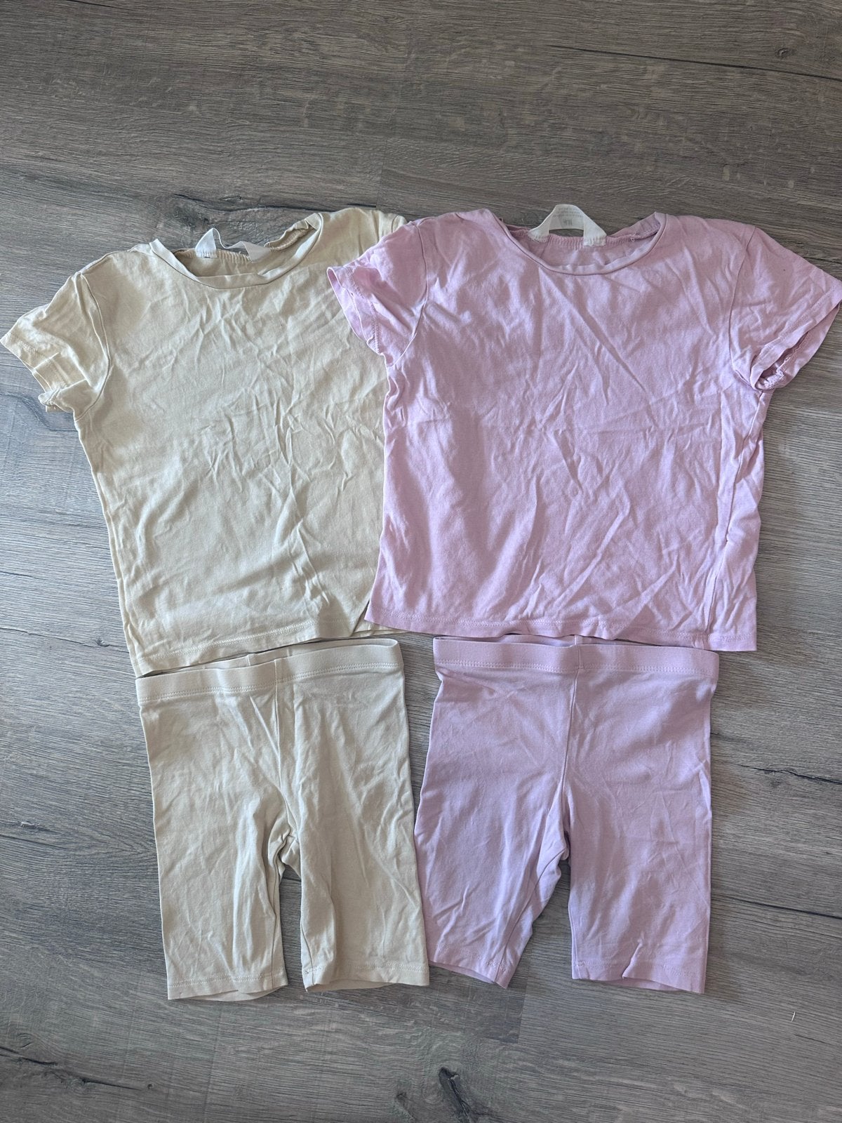 H&M Setje: 2 T-shirts en 2 fietsbroekjes (maat 110/116), Kinderen en Baby's, Kinderkleding | Overige, Ophalen of Verzenden, Gebruikt