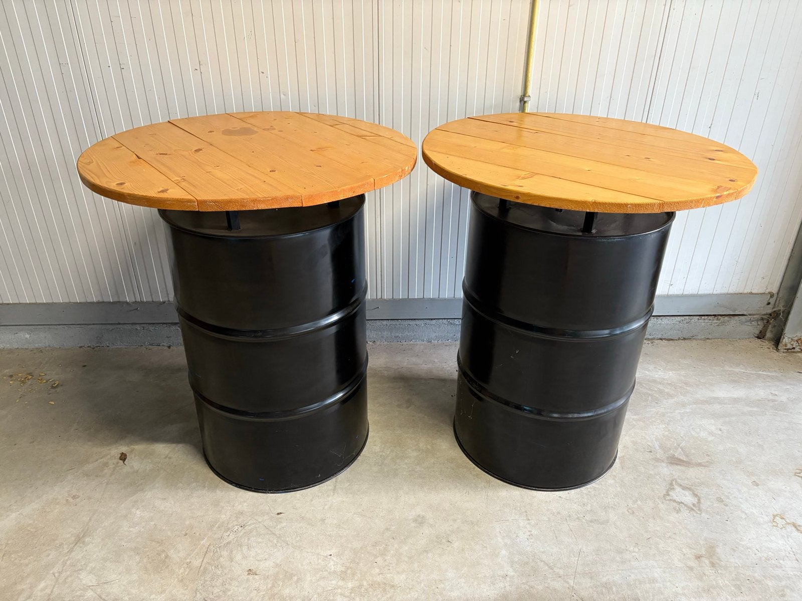 Set van 2 statafels van olievaten met houten blad, Ophalen, Gebruikt