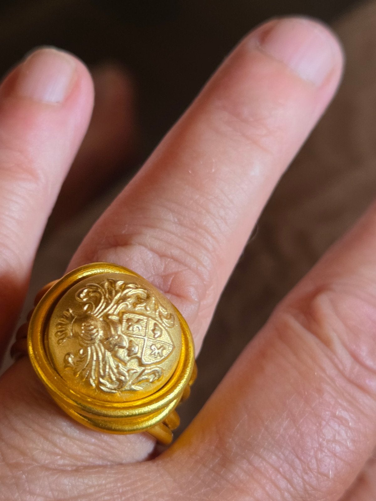 Goudkleurige Bewerkte Ring Maat 19, Sieraden, Tassen en Uiterlijk, Ringen, Overige materialen, 19 tot 20, Nieuw, Ophalen of Verzenden