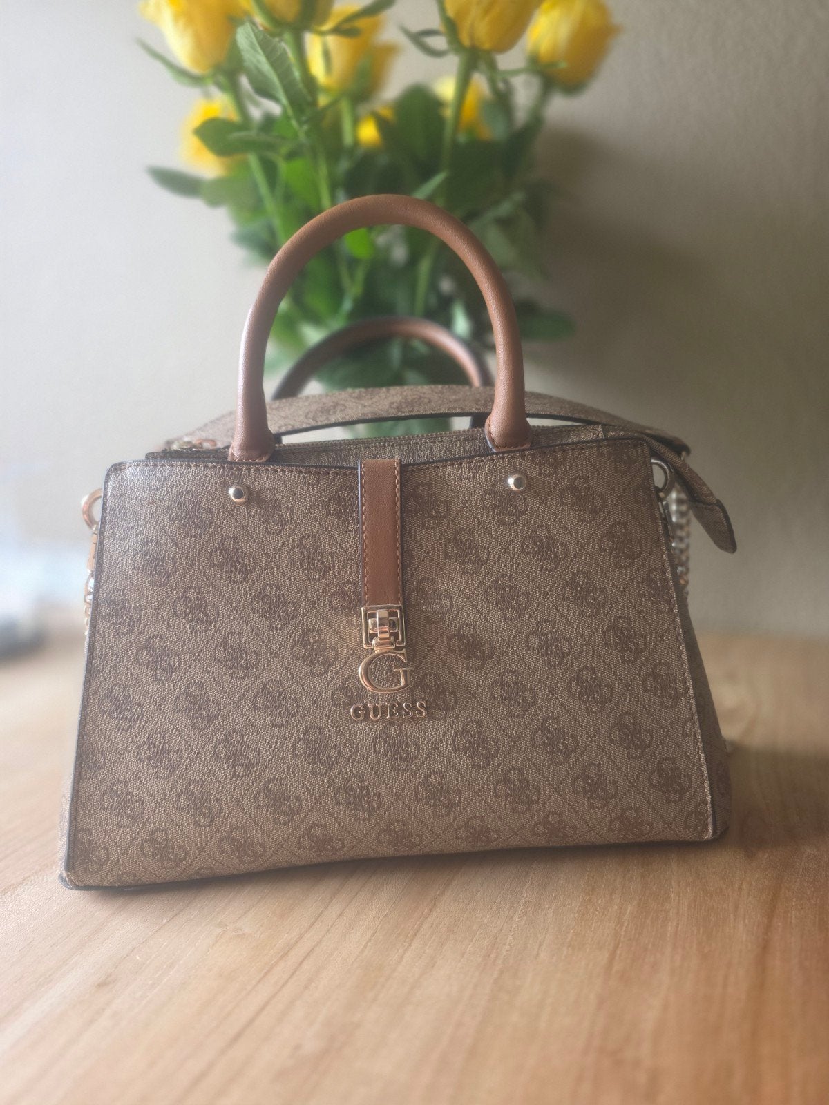 Guess handtas met monogram en kettingdetails, Ophalen of Verzenden, Zo goed als nieuw, Bruin, Handtas